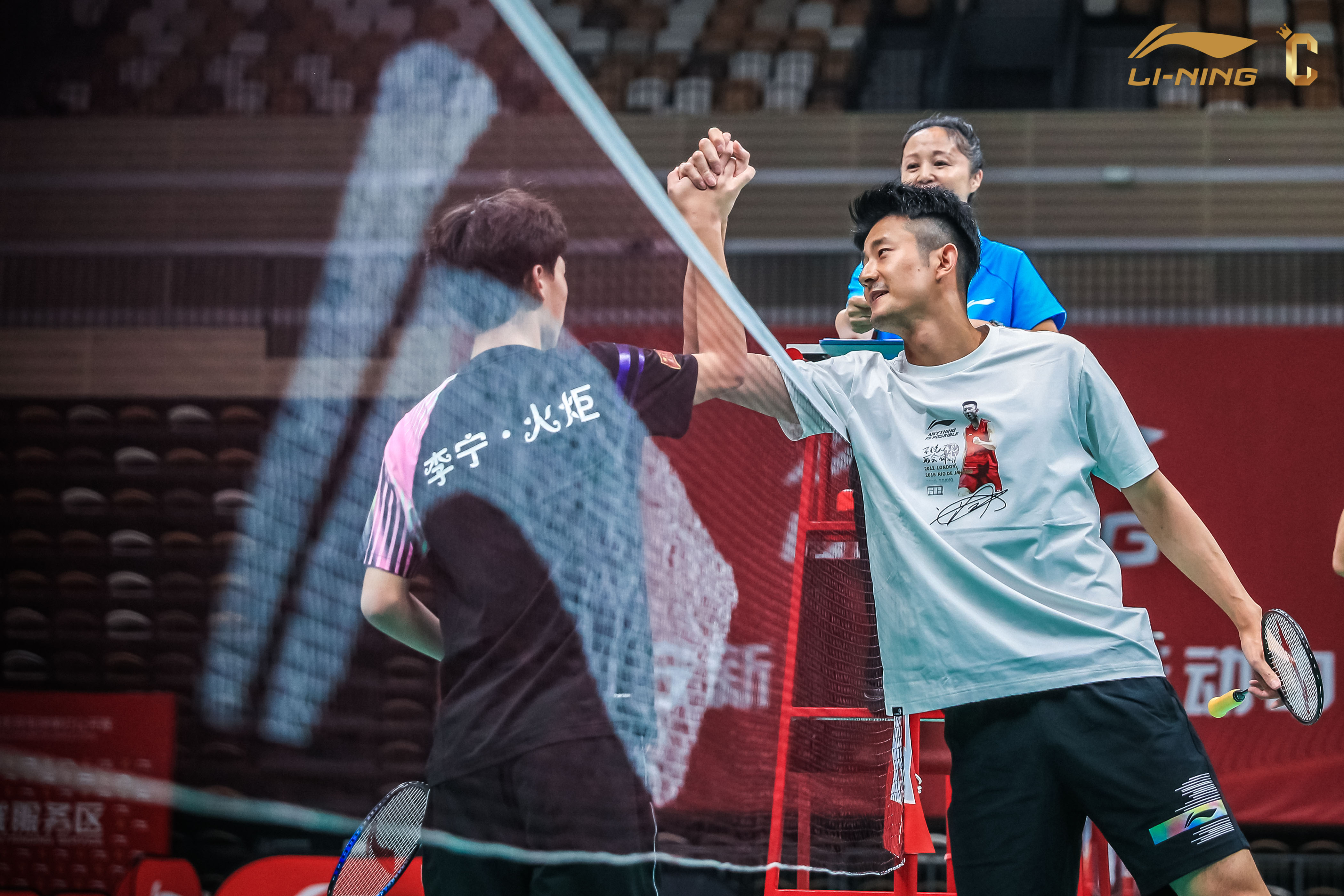 丹麦羽毛球队强势英格兰羽毛球队，谌龙完成帽子戏法