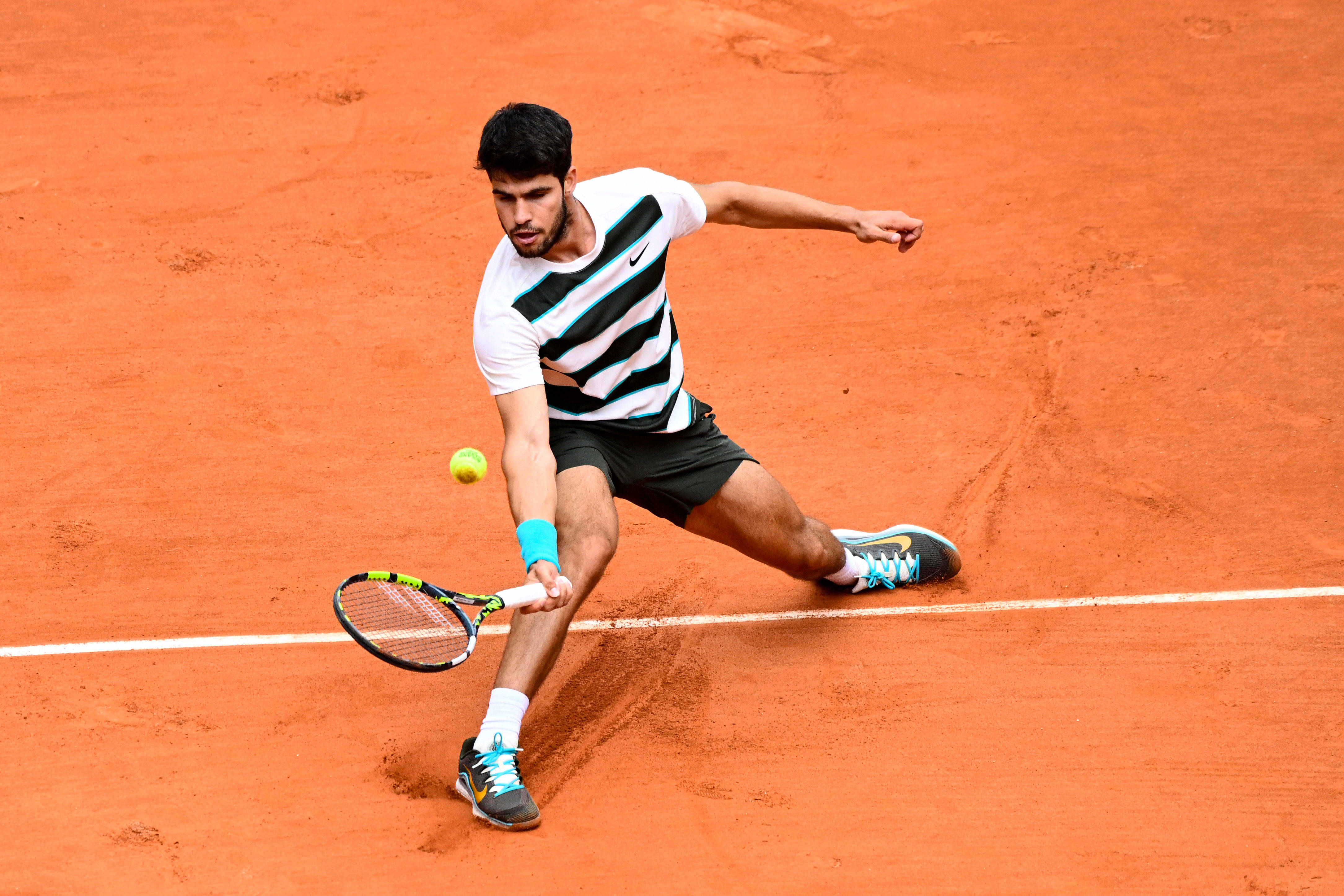 包含法国网球队逆转西班牙网球队，阿尔卡拉斯统治全场的词条