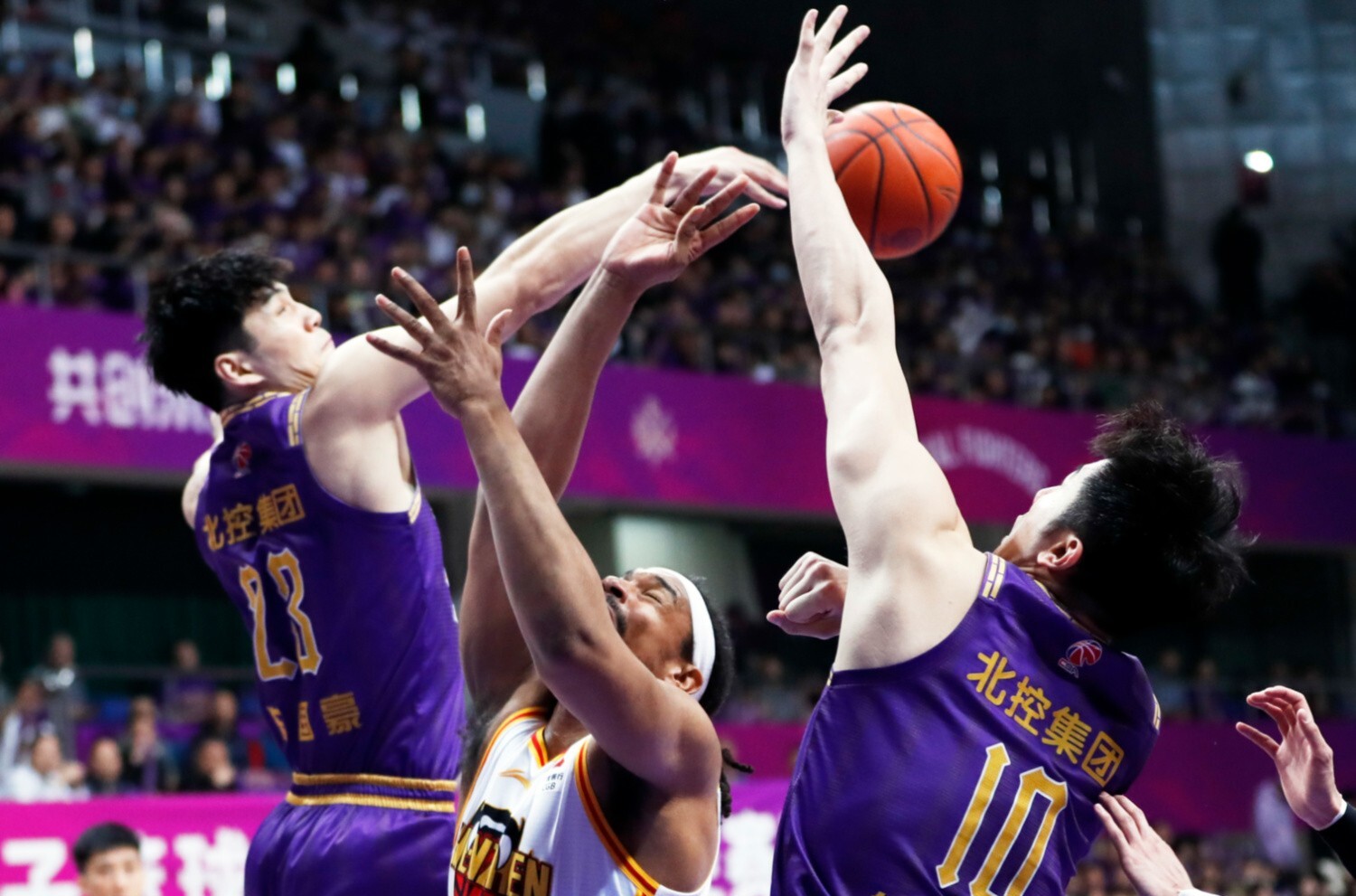 勇士险胜北京队,米切尔带队取胜 勇士险胜北京队,米切尔带队取胜