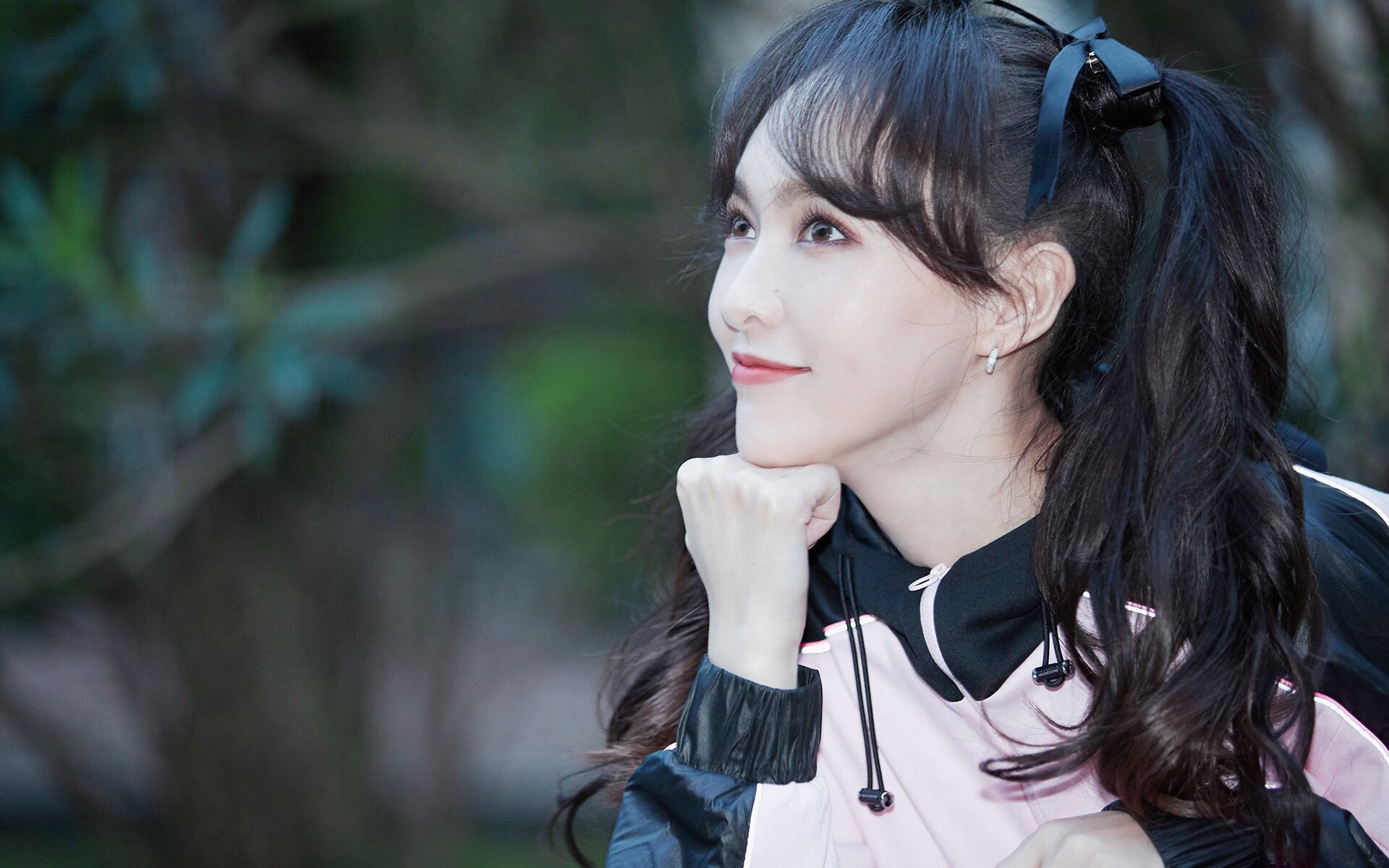 浓眉只手擎天，NBA季后赛之夜的内线风暴