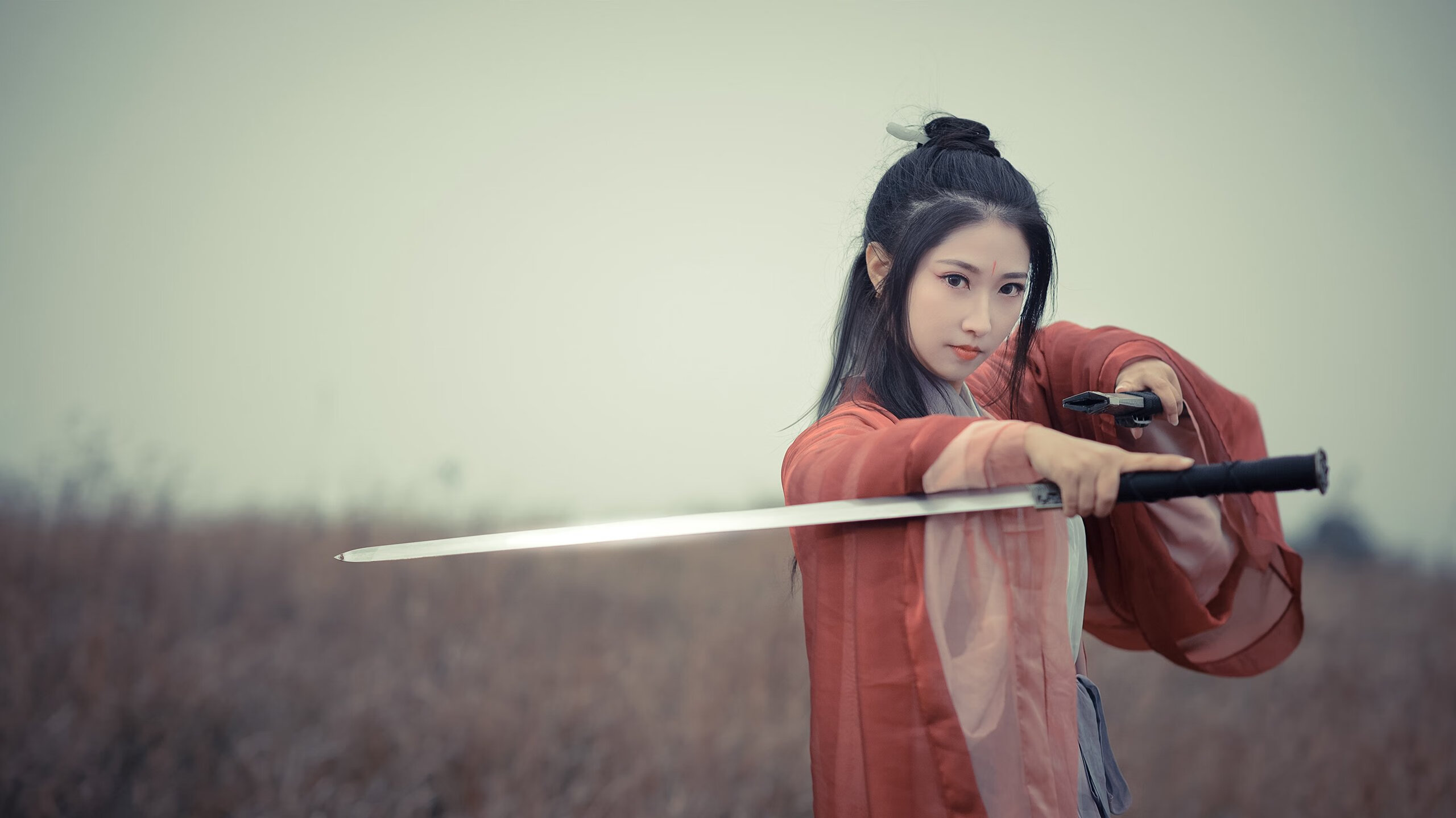 看到这个关键词组合，我的第一反应是，这似乎是一个记忆偏差或平行时空的有趣命题。托马斯·穆勒从未效力AC米兰，而击败英格兰也更像是国家队层面的叙事